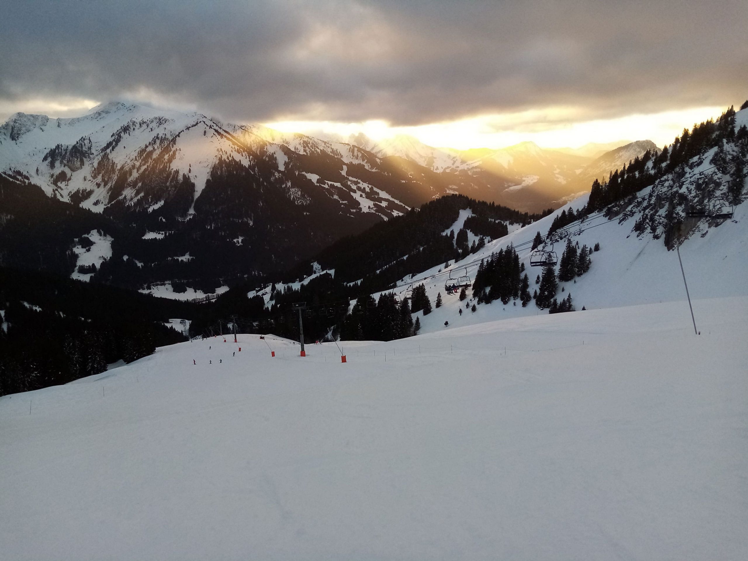 coucher de soleil sur les pistes de ski de la chapelle d'Abondance