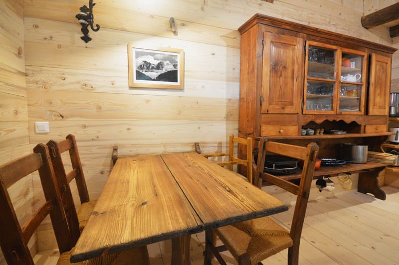 la table de berger ancienne et  le coin cuisine en joli bois